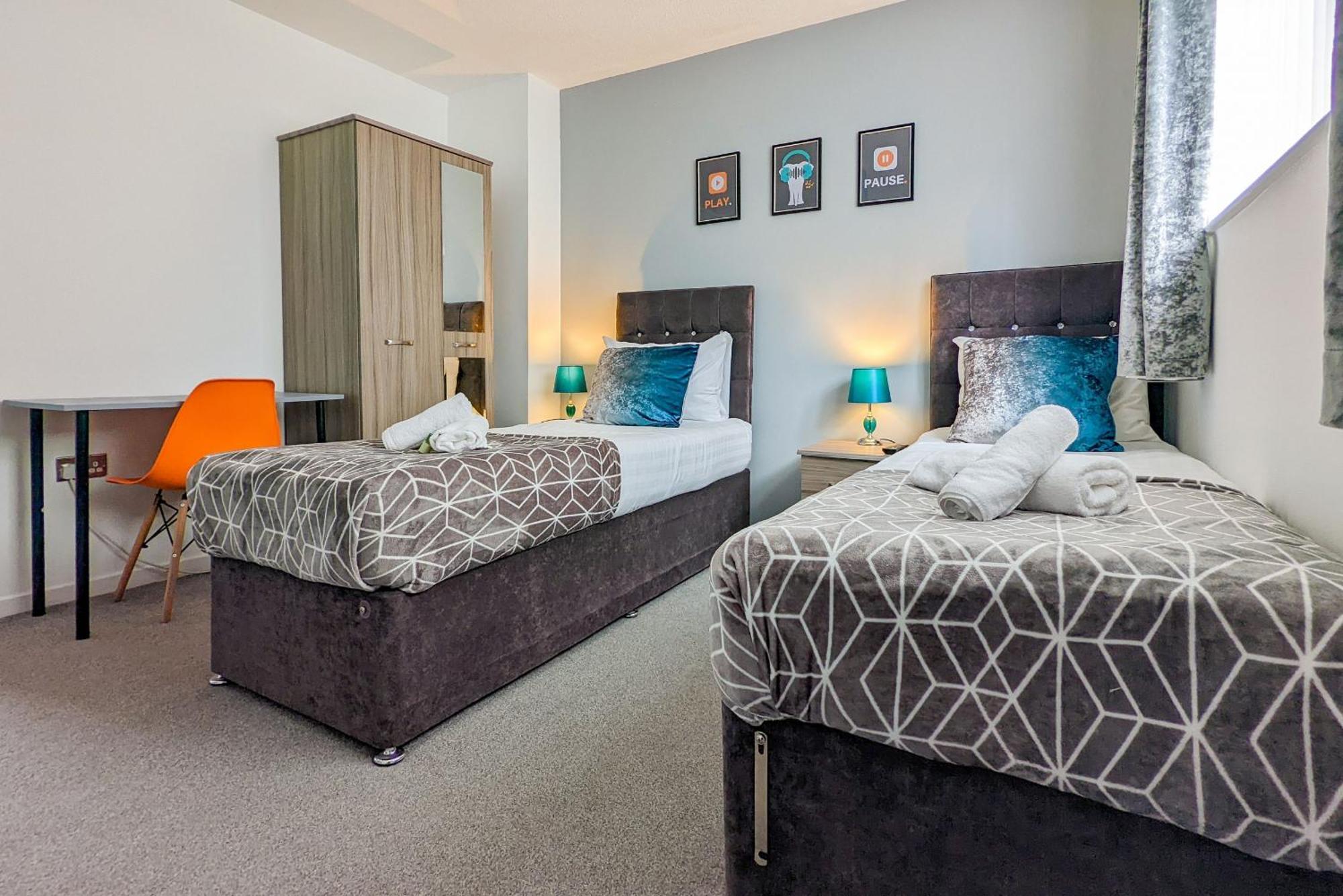 Outfield Homes: 5-Bedroom Contractor House with Wi-Fi Peterborough Exterior photo